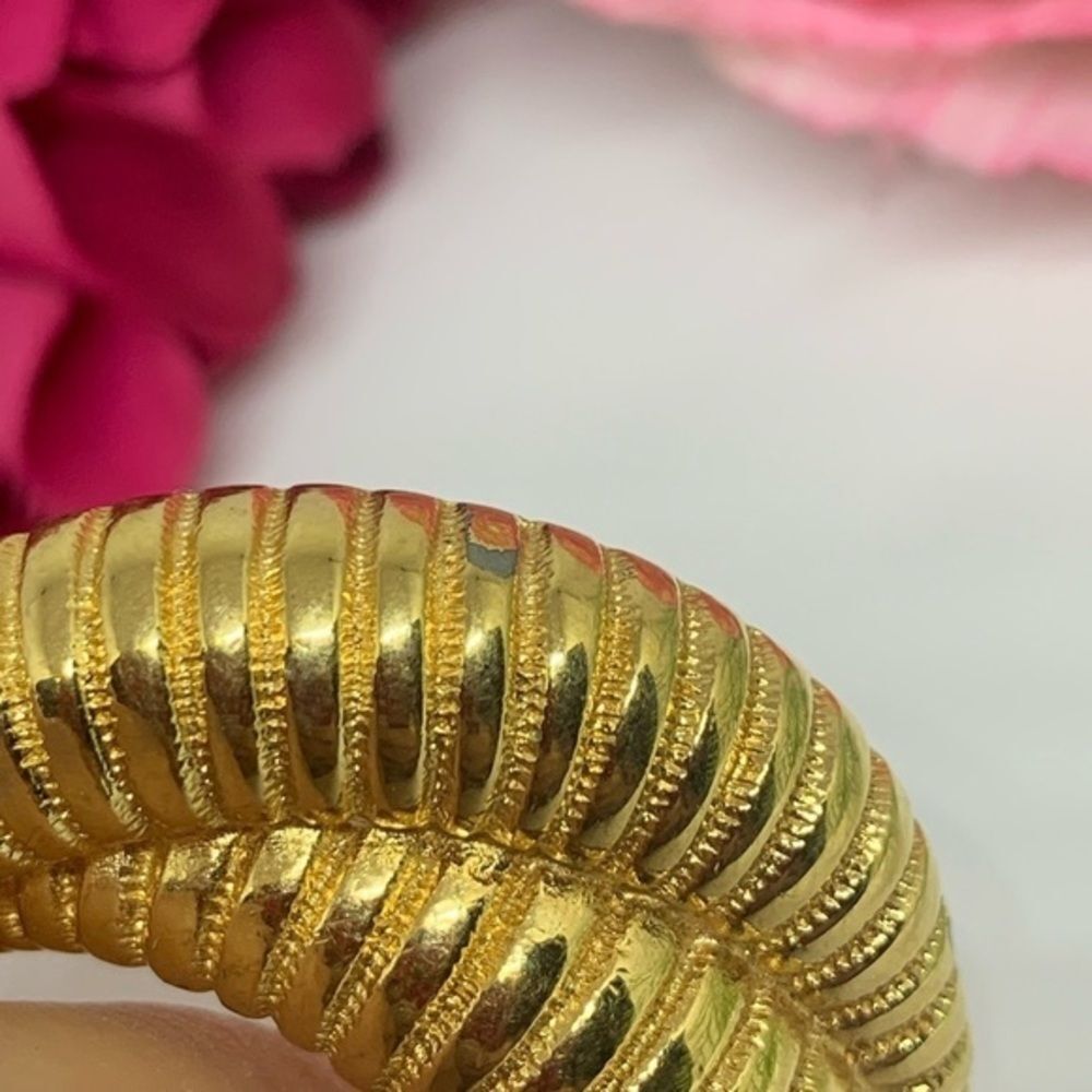 VINTAGE⚜️RARE MONET Curled Golden Brooch - Picture 9 of 13
